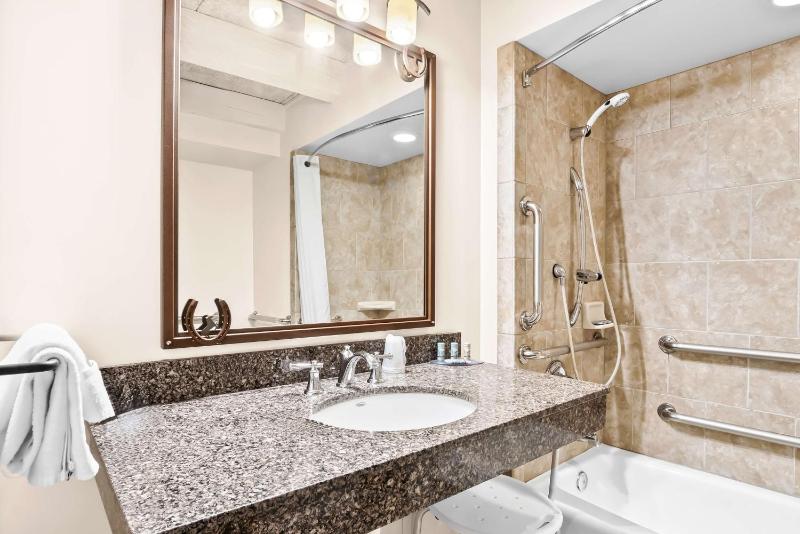 King Room with Bath Tub - Disability Access image 2