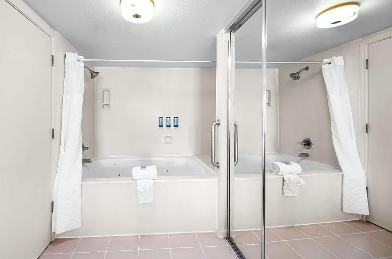 King Room with Jetted Tub image 2