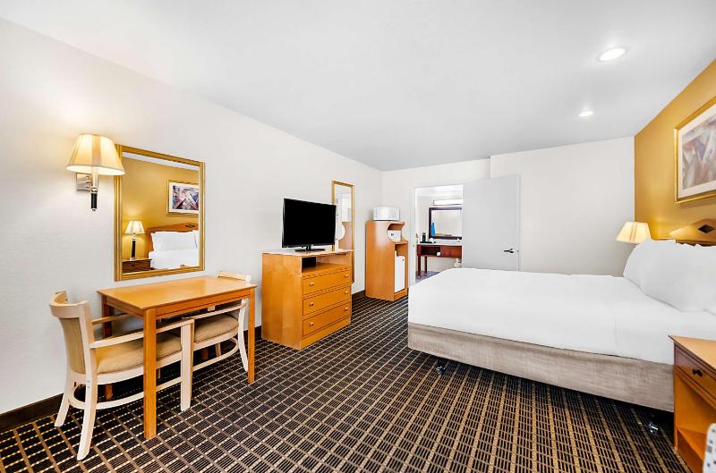 Queen Room with Bath Tub - Disability Access image 2