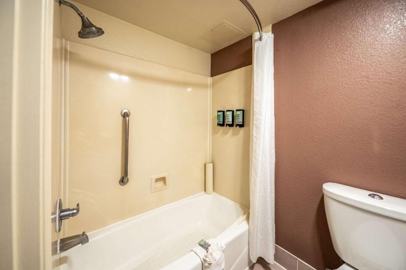 Double Room with Two Double Beds and Bath Tub - Disability Access image 2