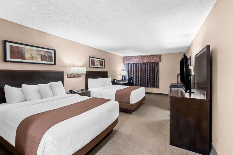 Queen Room with Two Queen Beds with Balcony - Non-Smoking image 1