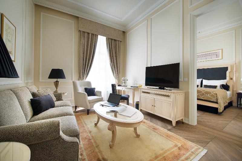 Wilson Deluxe Junior Suite (including daily refilled free mini bar) image 3