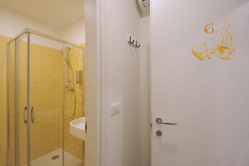 Small Double Room image 4