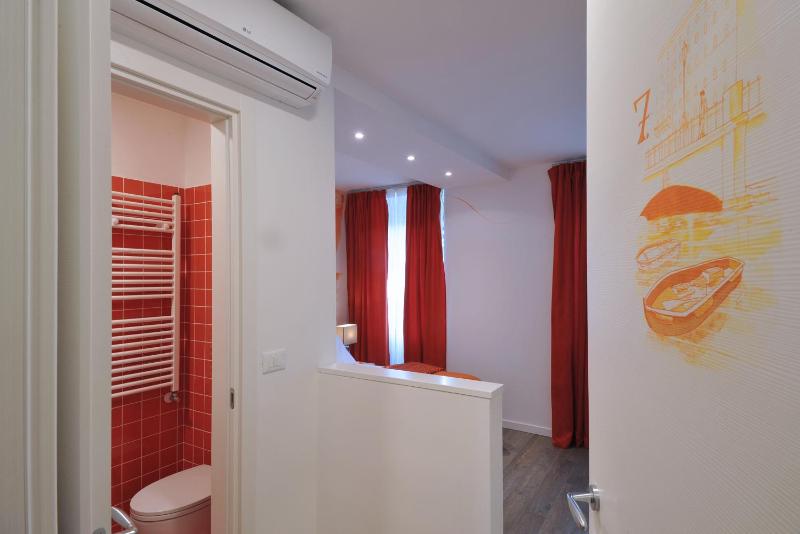 Double Room image 4
