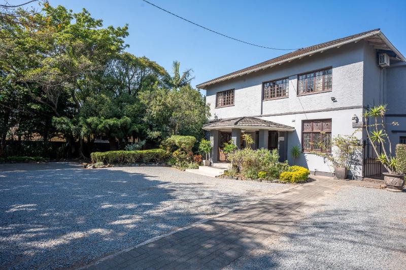 Palm Tree Manor - image 15