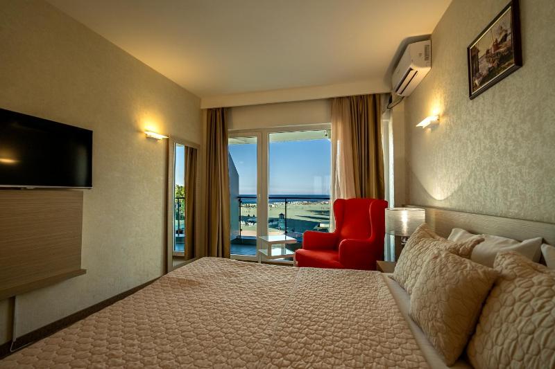 Double Room with Balcony and Sea View image 1