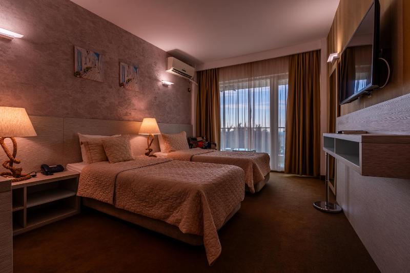 Standard Twin Room image 1