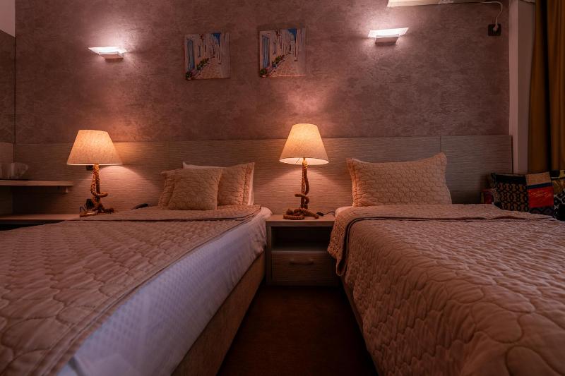 Standard Twin Room image 4
