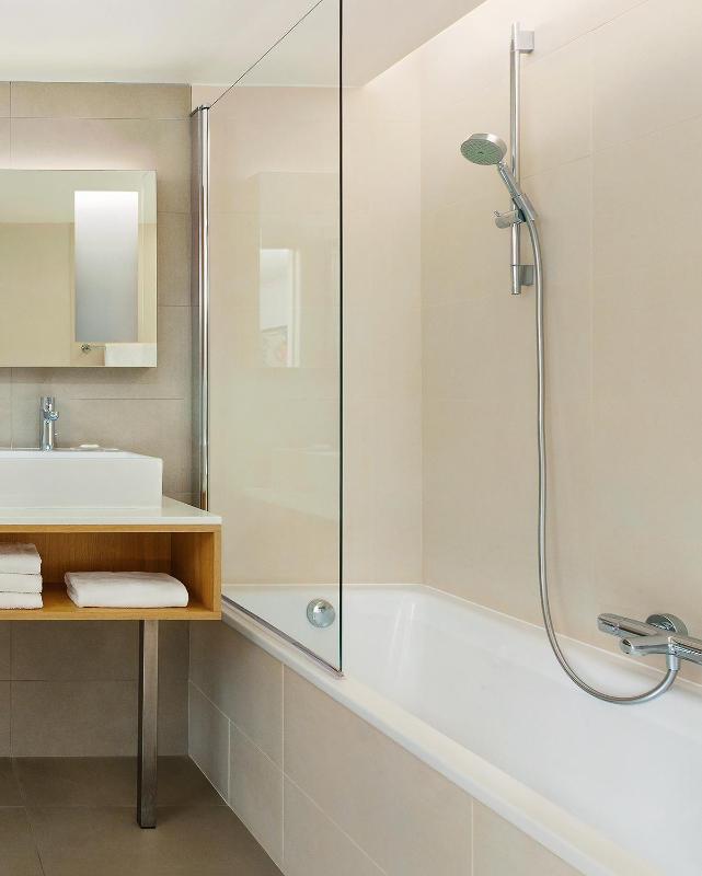 Superior Twin Room with Balcony image 4