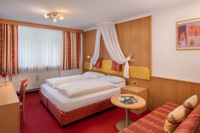 Double or Twin Room image 4