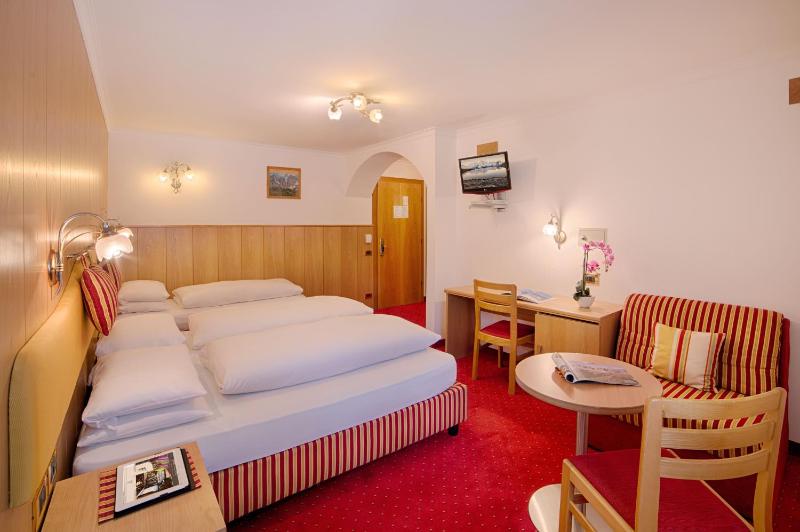 Large Double or Twin Room image 3