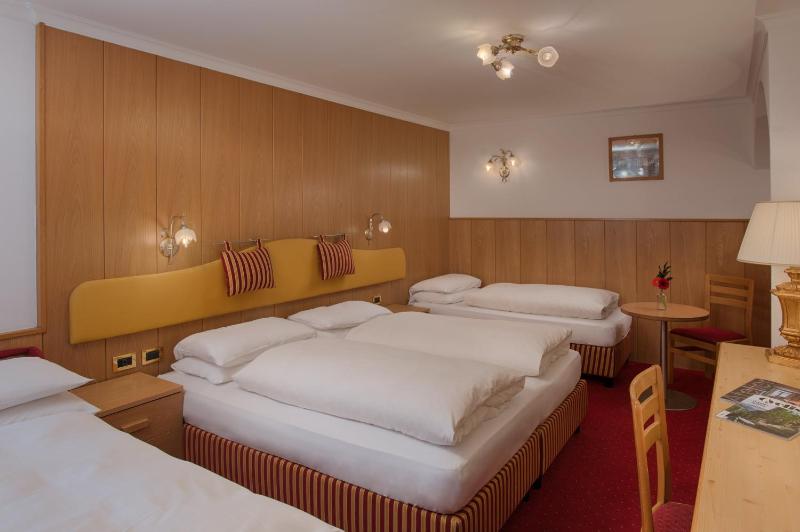Large Double or Twin Room image 4