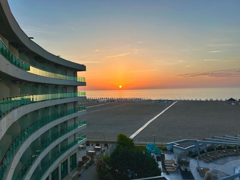 Double Room with Balcony and Sea View image 3