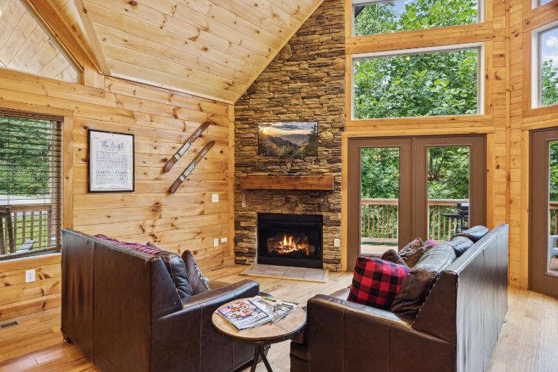 Creekside Manor cabin - image 17