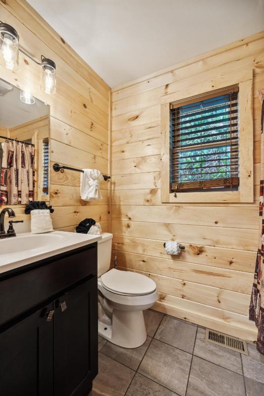 Creekside Manor cabin - image 24