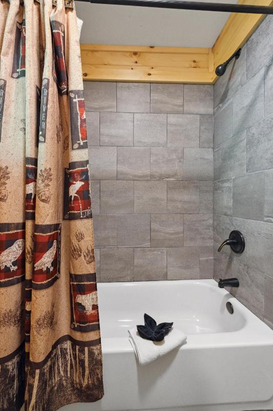 Creekside Manor cabin - image 6