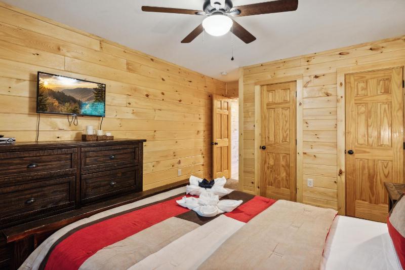 Creekside Manor cabin - image 8