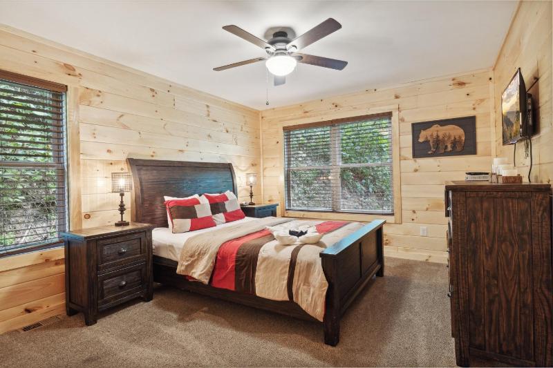 Creekside Manor cabin - image 35