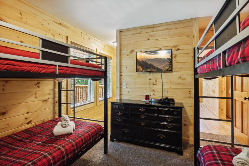 Creekside Manor cabin - image 37