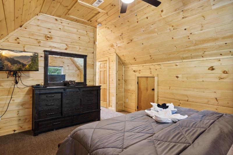 Creekside Manor cabin - image 32