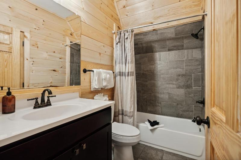 Creekside Manor cabin - image 41