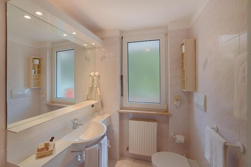 Double or Twin Room with Balcony image 3