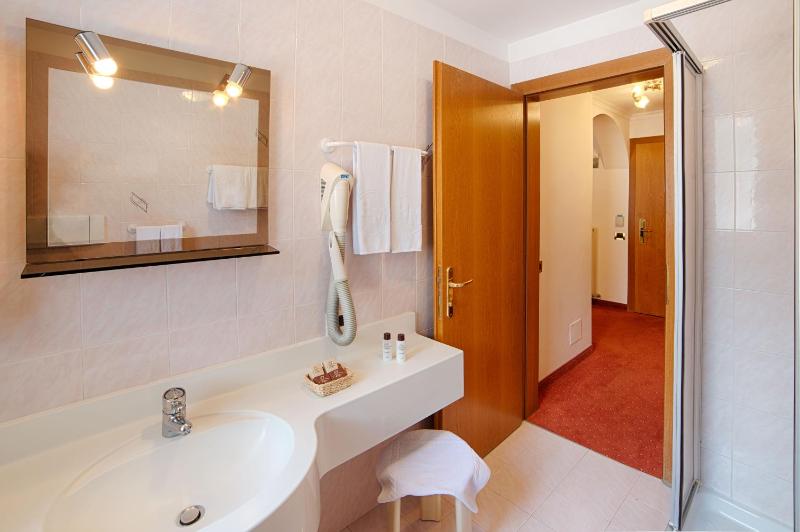 Double or Twin Room with Balcony image 4