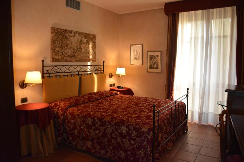 Classic Double Room image 3