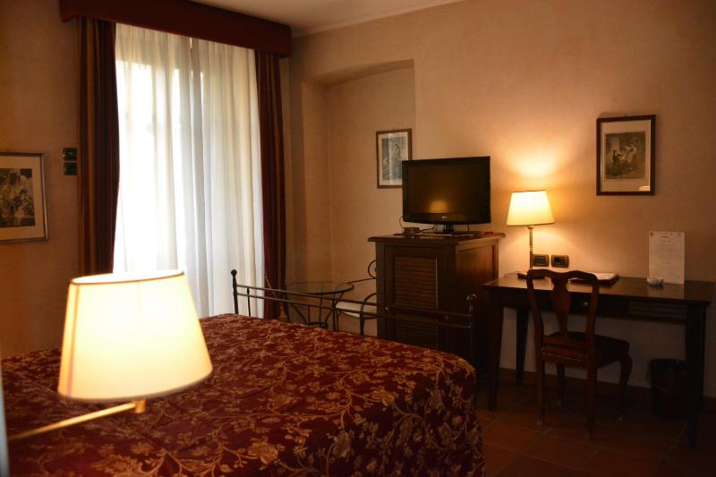 Classic Double Room image 2