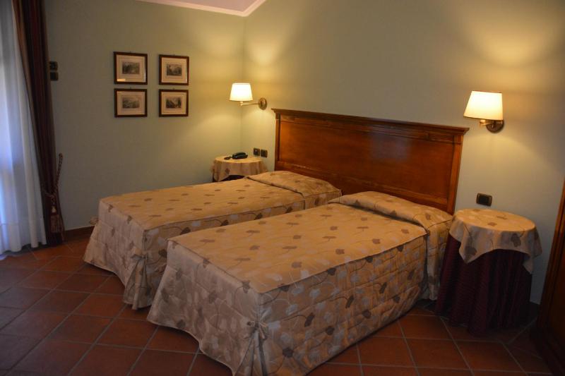 Classic Twin Room image 3
