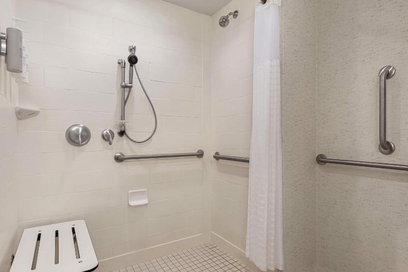 King Room with Roll-In Shower - Mobility and Hearing Access/Non-Smoking image 4