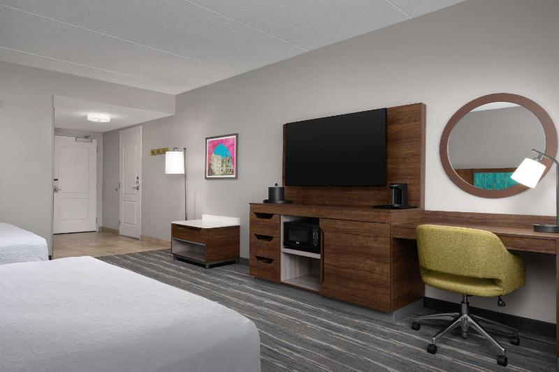 Double Room with Two Queen Beds and Bath Tub - Mobility and Hearing Access image 3