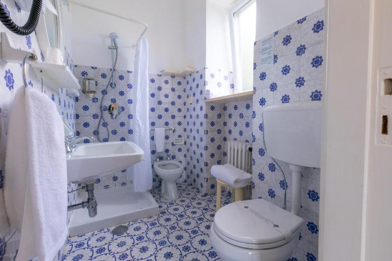 Single Room with Garden View image 3