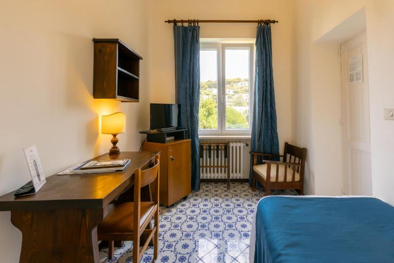 Single Room with Garden View image 4