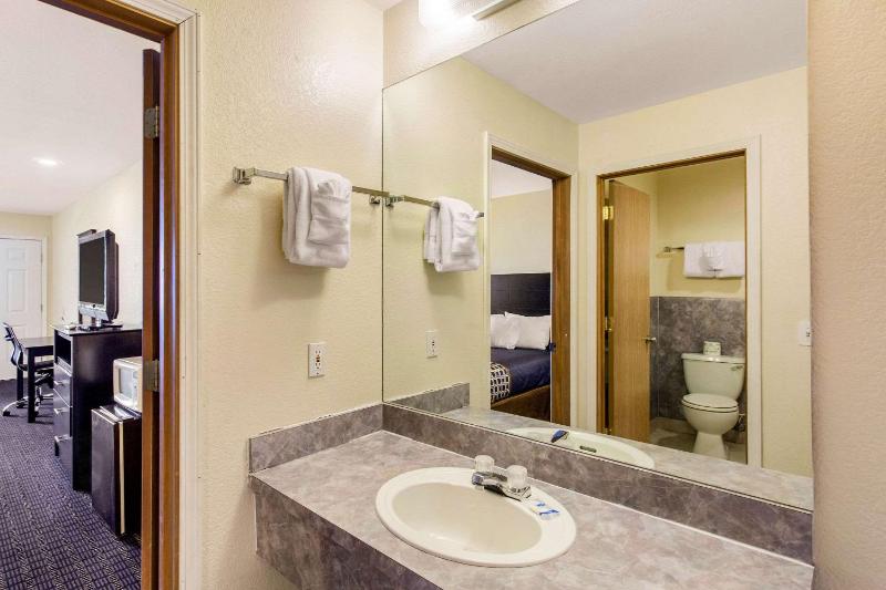 Double Room with Two Double Beds - Smoking image 3