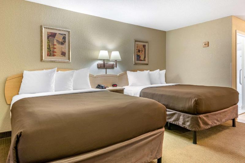 Queen Room with Two Queen Beds - Non-Smoking image 1