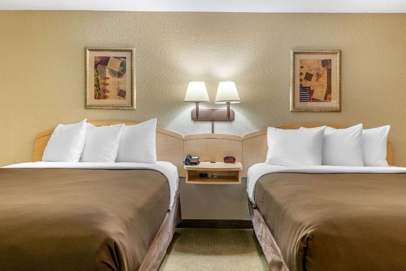 Queen Room with Two Queen Beds - Non-Smoking image 4