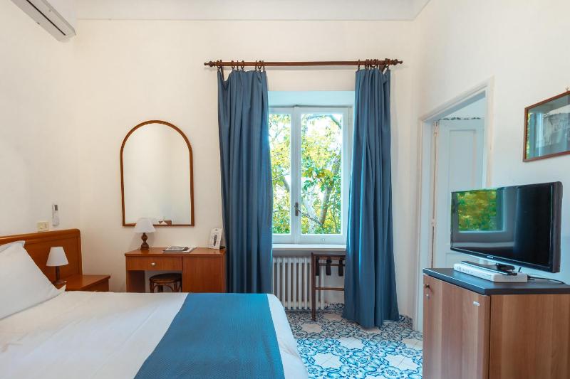 Double Room with Garden View image 3