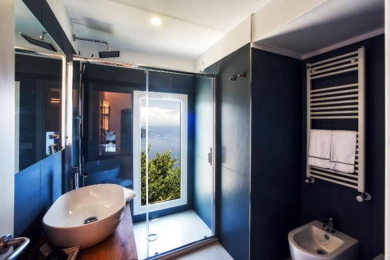 Deluxe Large Double Room with Sea View image 2