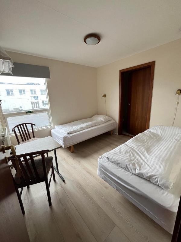 Twin Room with Bath image 2