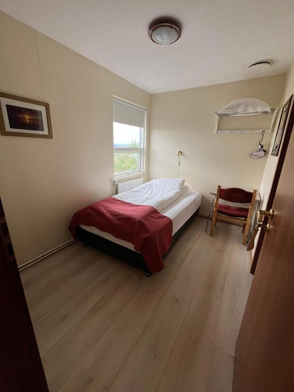 Single Room with Bath image 3