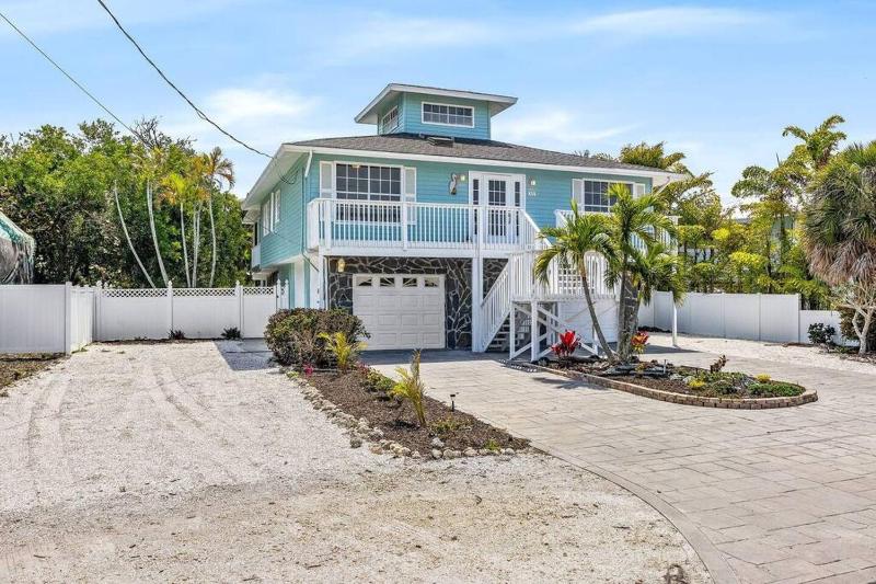 Isla Living 3 Bed Canal Pool - image 19