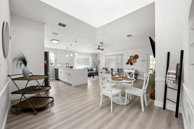 Isla Living 3 Bed Canal Pool - image 11