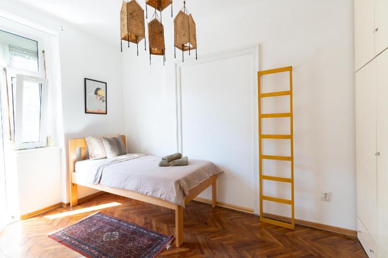 85m large bright and cozy Bona Apartment - image 6