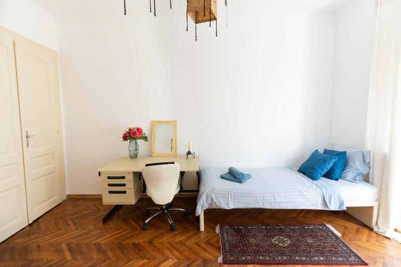 85m large bright and cozy Bona Apartment - image 12