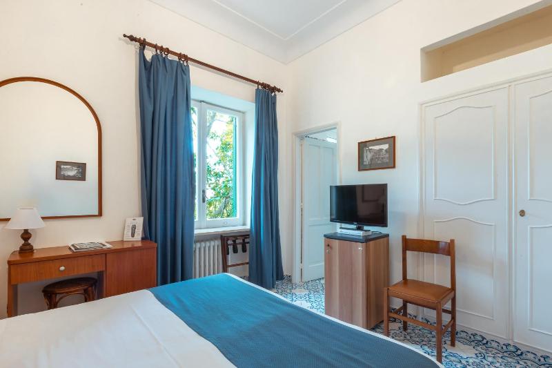 Double Room with Garden View image 4