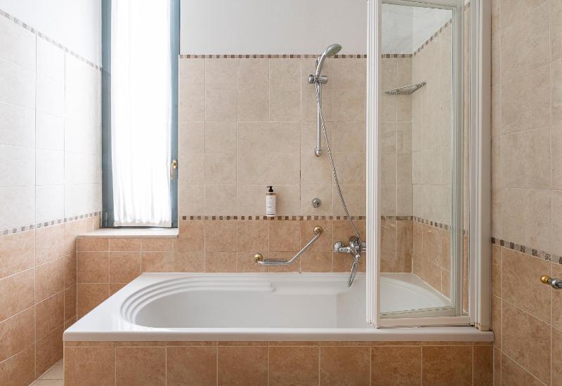 Queen Room with Balcony image 3