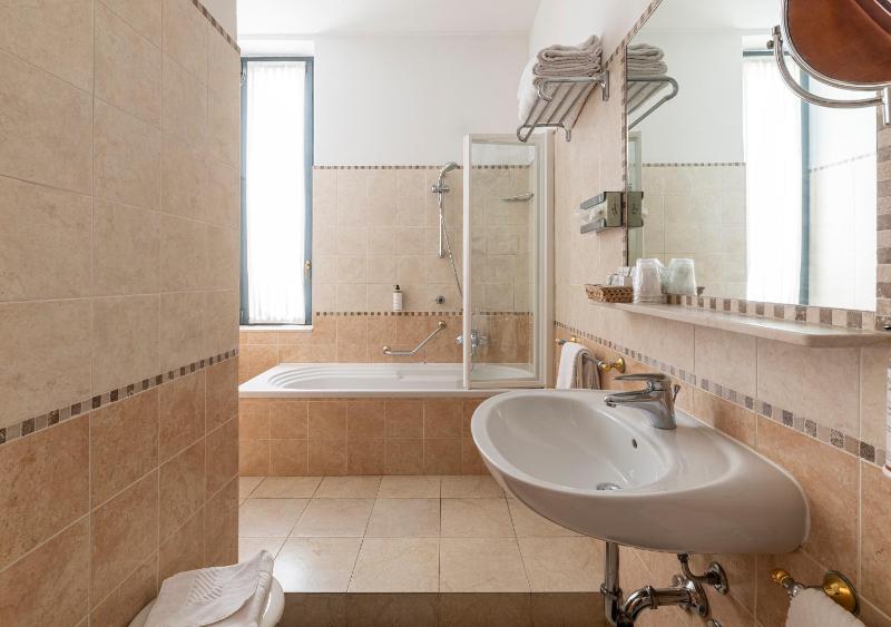 Queen Room with Balcony image 4