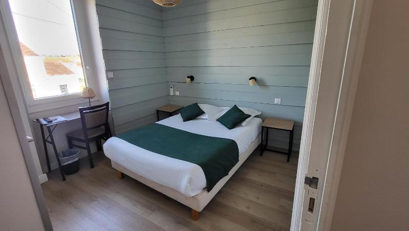Budget Double Room with Street View image 4