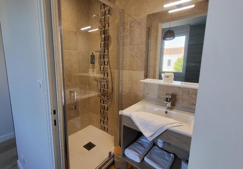Budget Double Room with Street View image 2